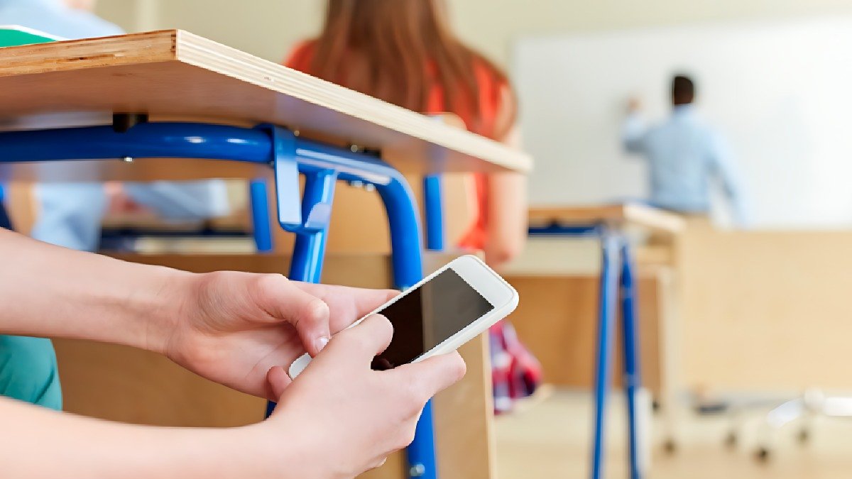 Educación refirió que analizan suspender su uso en el aulas de como medida de seguridad.