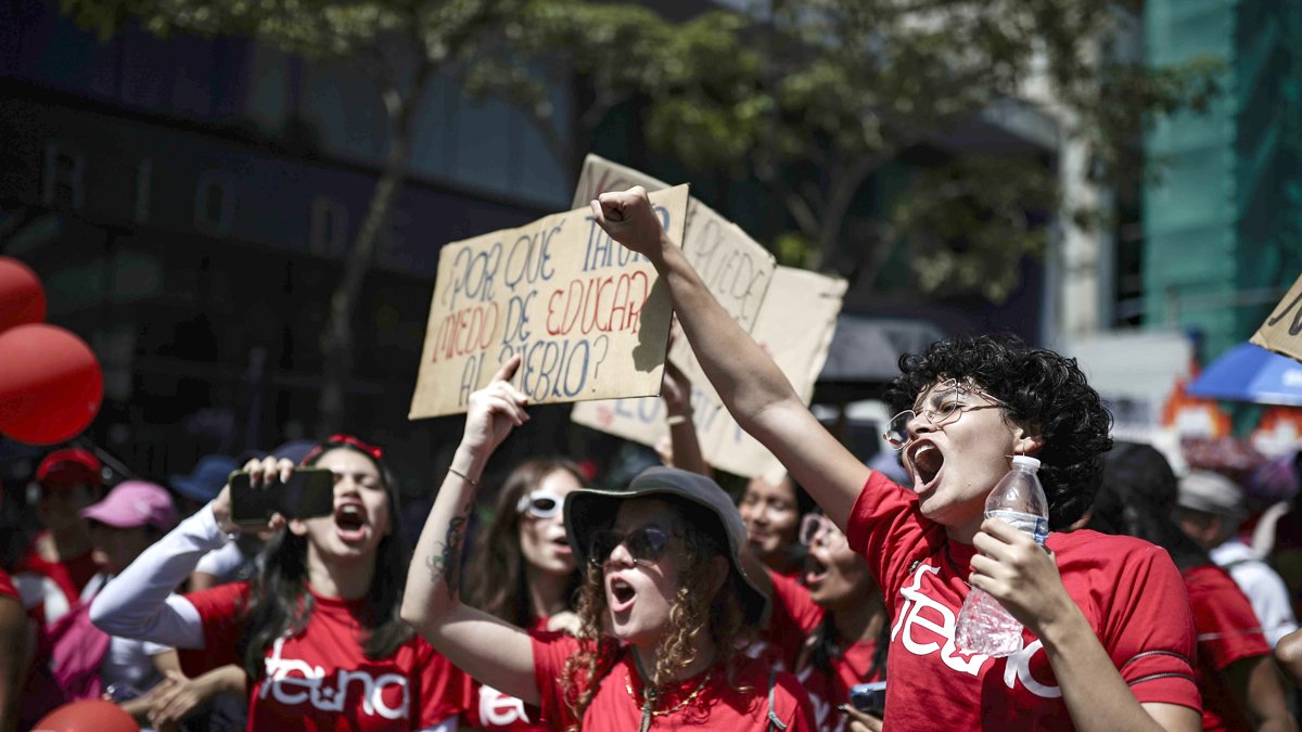 Estudiantes universitarios, profesores y trabajadores se manifiestan durante una protesta en San José.