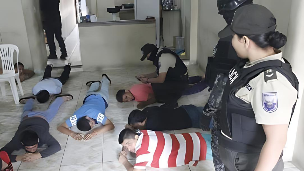 Operativo de la Policía Nacional en el bloque 6 de la cooperativa Unión de Bananeros