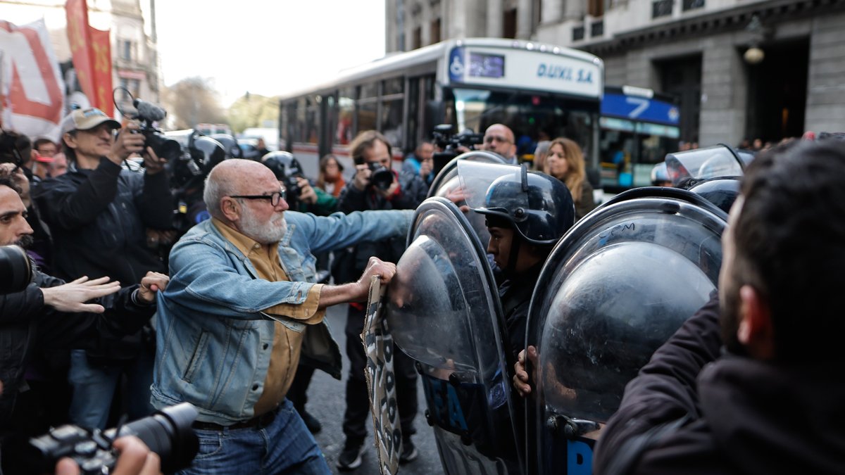 Miembros de la Policía Federal Argentina (PFA) se enfrentan con manifestantes.
