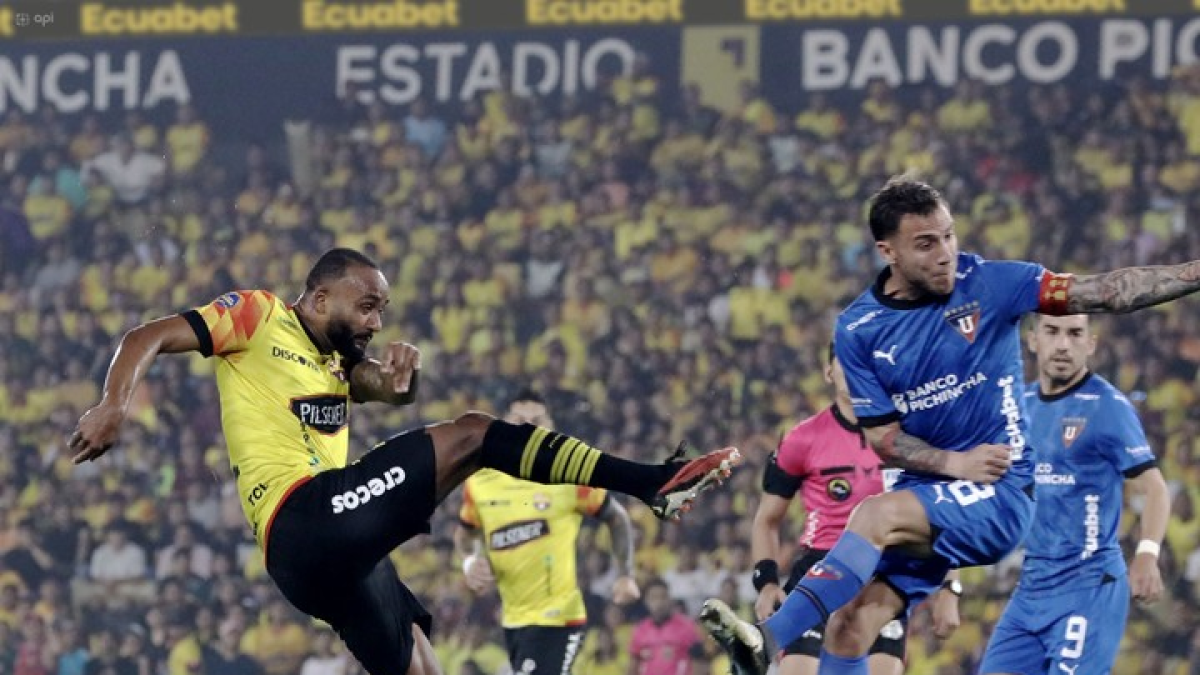 Leonai Souza de Barcelona en un remate frente a Ezequiel Piovi de Liga en el Monuemental