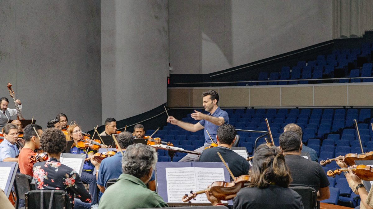 La OSG acompaña a los solistas en la velada.