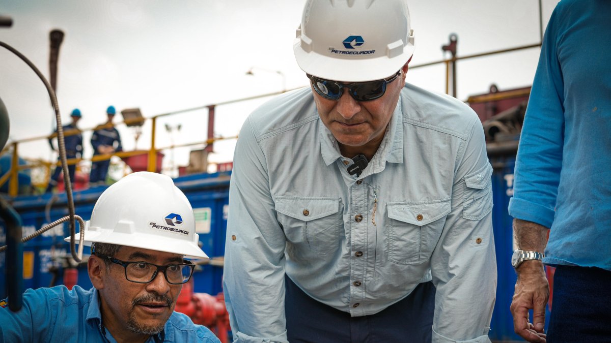Antonio Goncalves (derecha), ministro de Energía, durante el cierre del primer pozo del ITT.