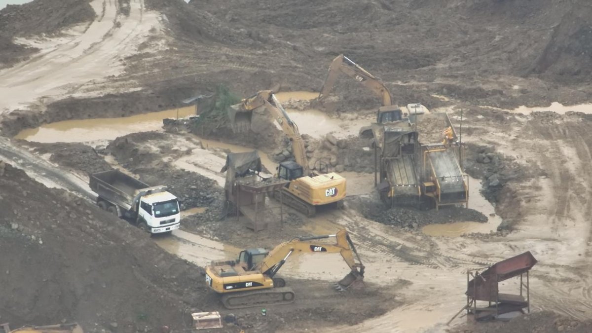 Tomas aéreas de excavaciones a pocas cuadras del casco urbano de Camilo Ponce Enríquez