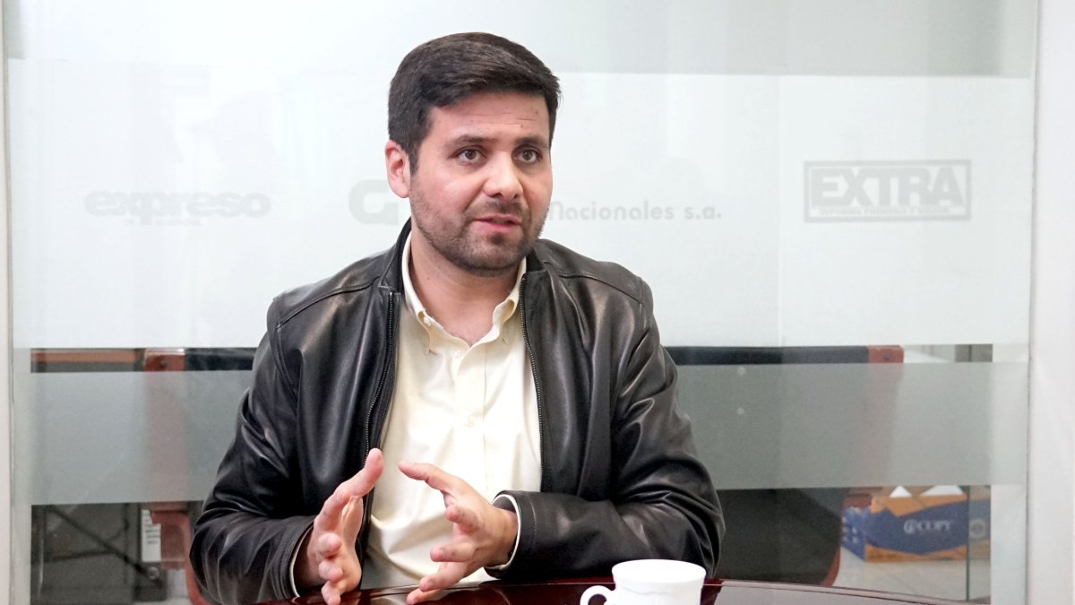 La binomio de Cueva es Cristina Reyes, actual parlamentaria andina, que se encuentra cumpliendo una agenda en Colombia.