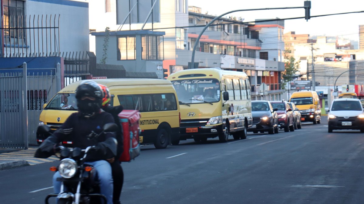 El costo del servicio varía en planteles privados si es de puerta a puerta o con horario diferenciado. Las busetas cuentan con GPS y en algunas hay cámaras de video.