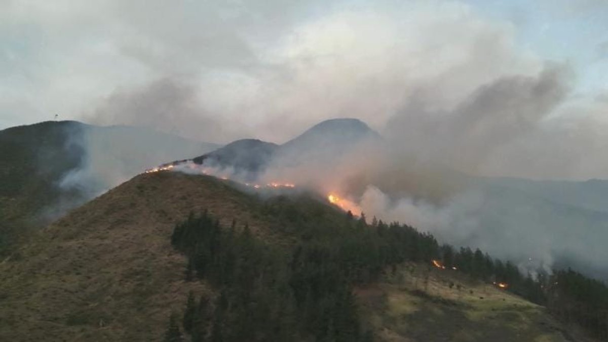 El incendio forestal en Cotopaxi ha consumido aproximadamente 400 hectáreas.