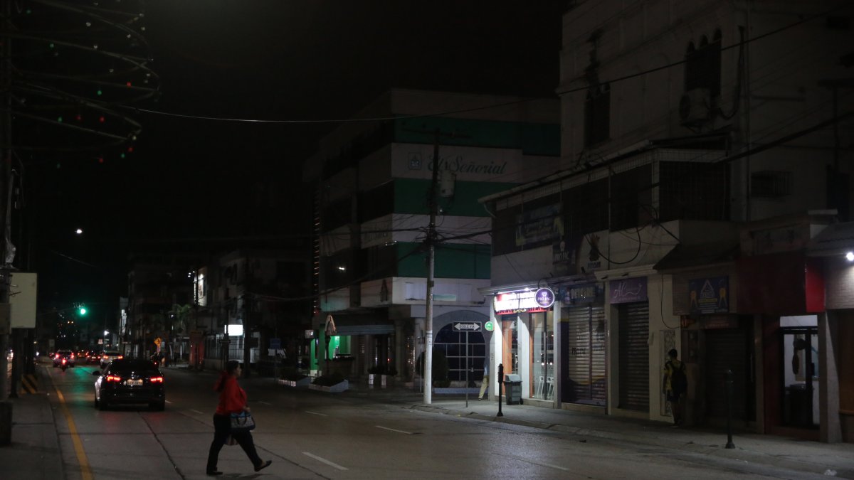 La av. Guillermo Pareja, calle principal de La Garzota, sin afluencia de gente ni vehiculos