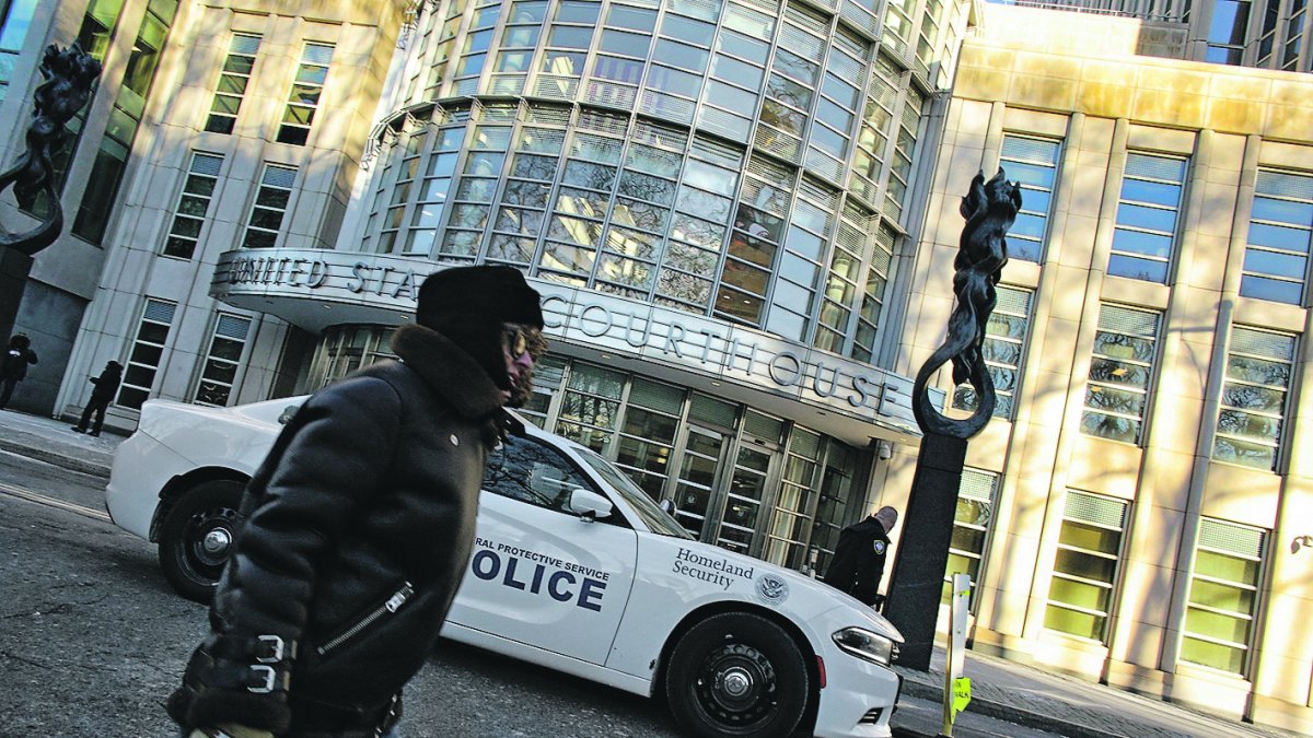 ersonas caminan frente al tribunal del Distrito Sur en Brooklyn, Nueva York (EE.UU.).