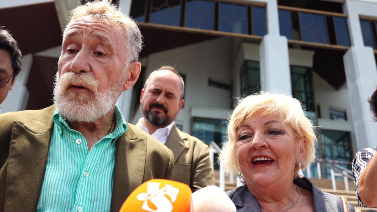 Los abogados españoles Marcos Garcia-Montes (izquierda) y Carmen Balfagón (derecha), que han colaborado en la defensa de Daniel Sancho, en las puertas de tribunal de Samui, que condenó este jueves al español a la cadena perpetua por el asesinato del colombiano Edwin Arrieta.