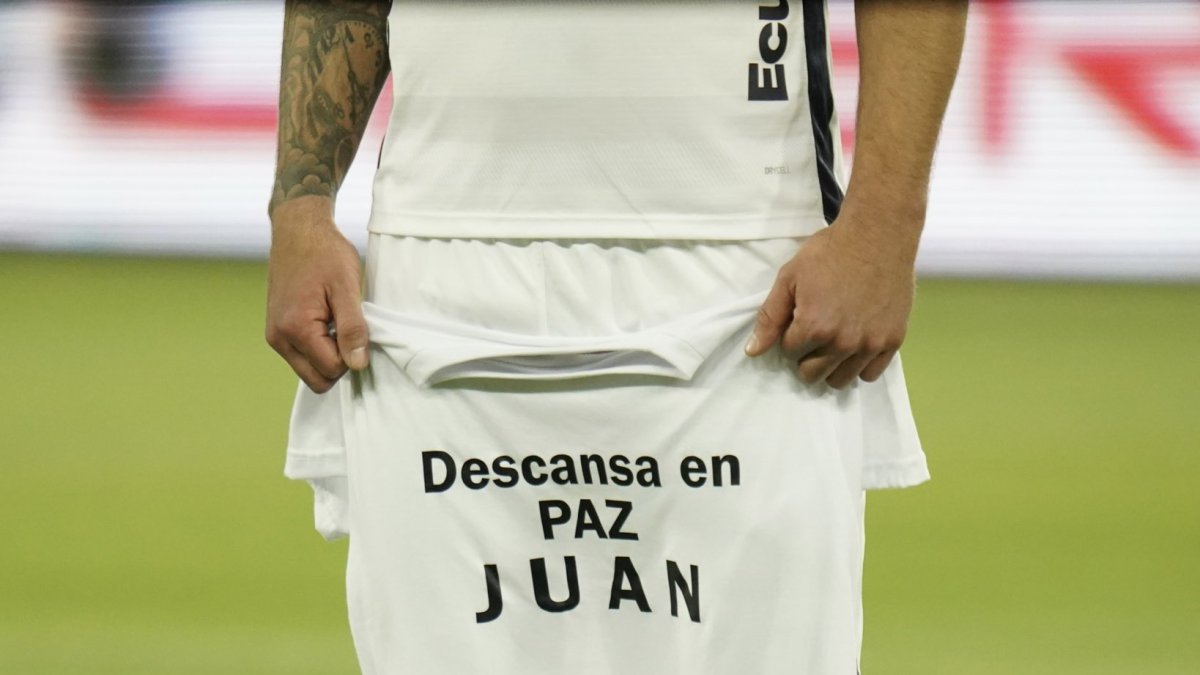 el uruguayo Gian Allala de los Albos, salió al campo con una camiseta que decía 
