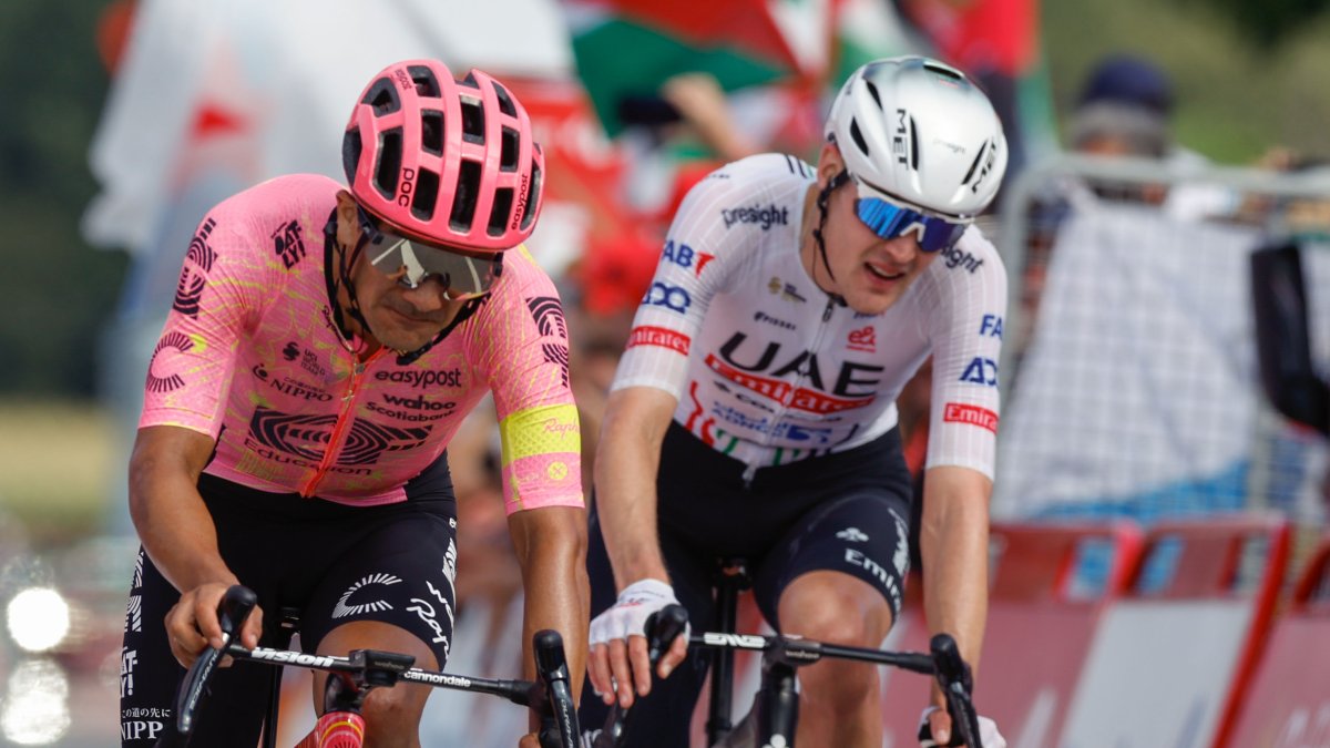 El ecuatoriano Richard Carapaz (i) en la etapa 11 de la Vuelta a España