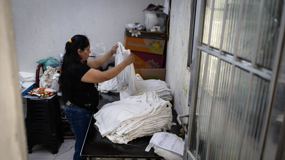 Una mujer realizando labores domésticas en la casa de sus jefes, en Sao Paulo