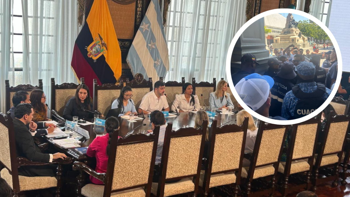 Transportistas protestaron en los exteriores del Municipio de Guayaquil, antes de la sesión de concejo de Guayaquil.