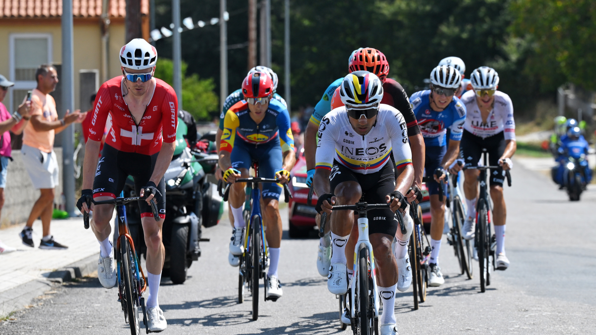 Jhonatan Narváez (d) entre el primer pelotón de ciclistas en la etapa 12 de la Vuelta a España