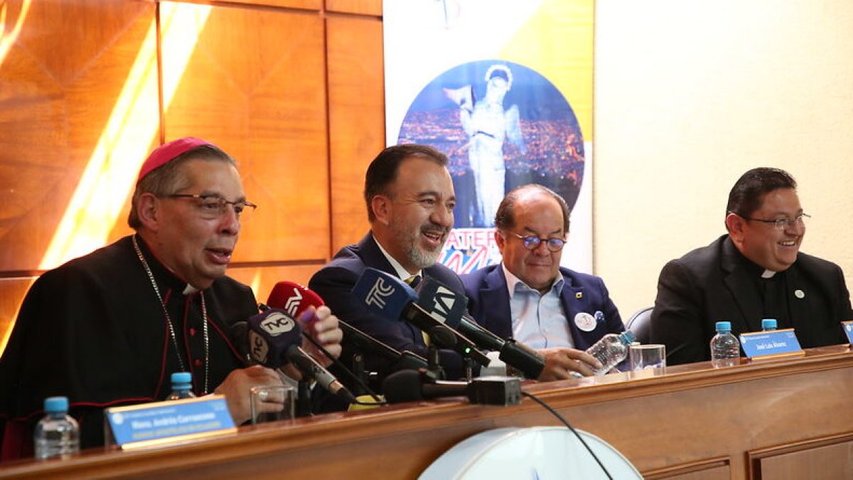 El arzobispo de Quito. Alfredo Espinoza, y el alcalde Pabel Muñoz ofrecieron más detalles del evento religioso.