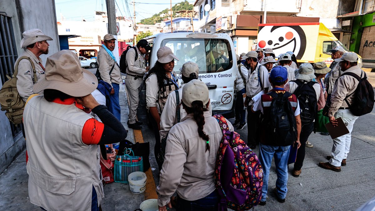 Trabajadores de la Secretaria de Salud (SSa) se preparan para una jornada de prevención de propagación del dengue.