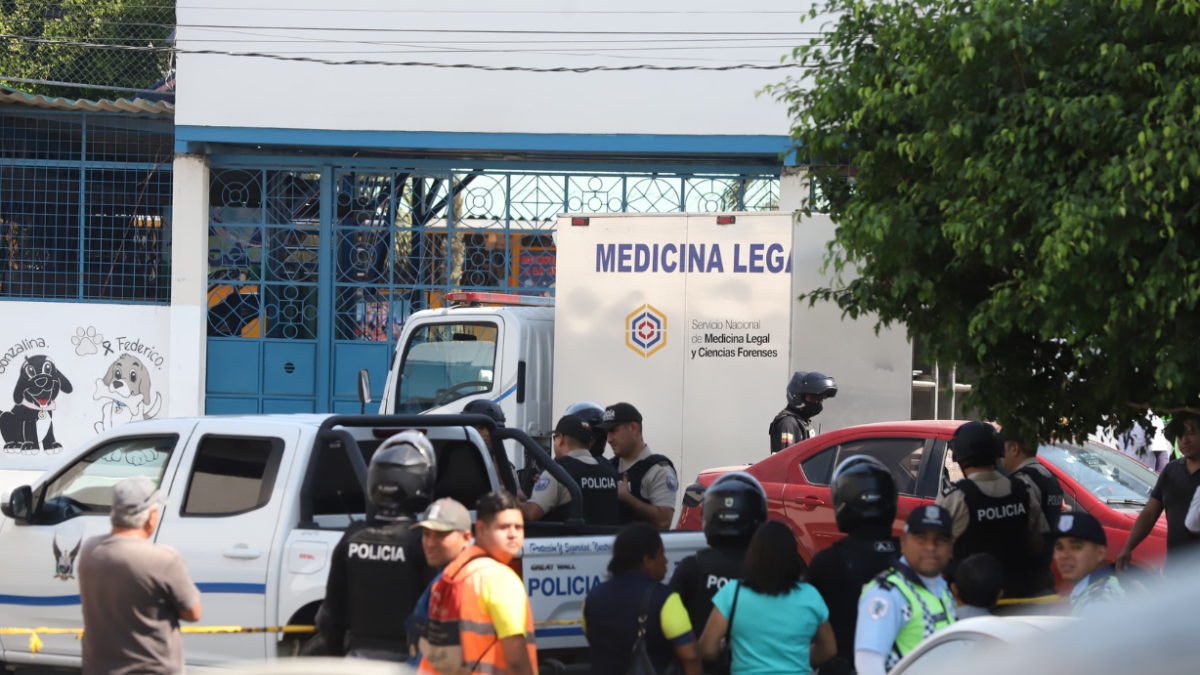 Levantamiento del cuerpo de José Choez, asesinado este 29 de agosto en Durán.