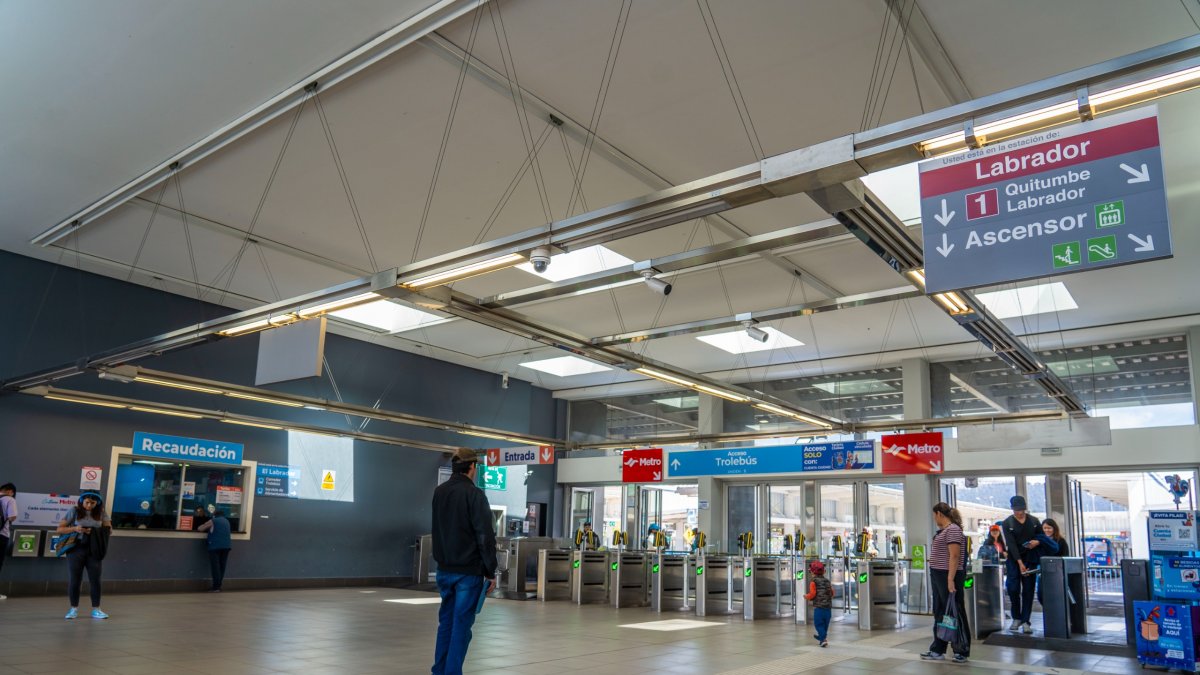 as estaciones Labrador, Recreo y Quitumbe del Metro de Quito abrirán los accesos para facilitar la conexión desde el transporte subterráneo hacia los subsistemas en superficie (Trole y Ecovía)