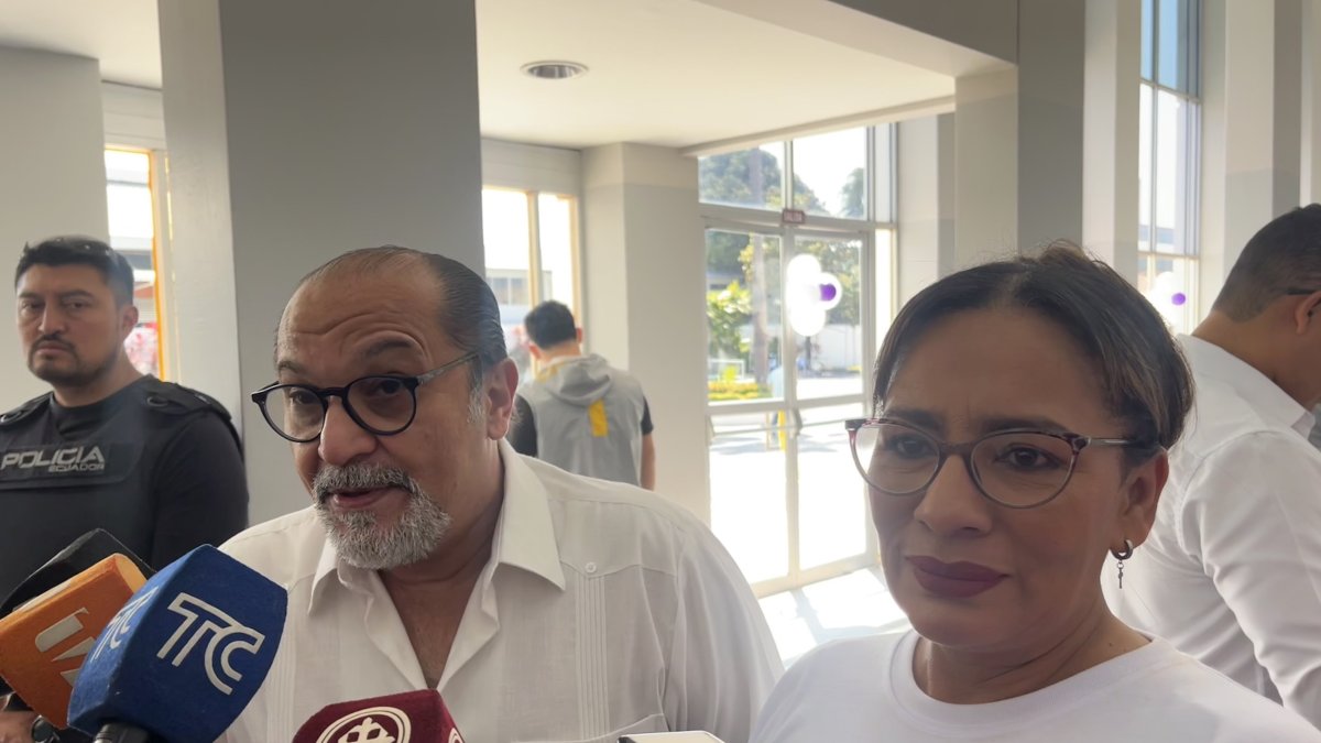 Evento. El ministro Humberto Plaza participó del programa organizado por la ministra Zaida Rovira, en el Centro Cristiano de Guayaquil.