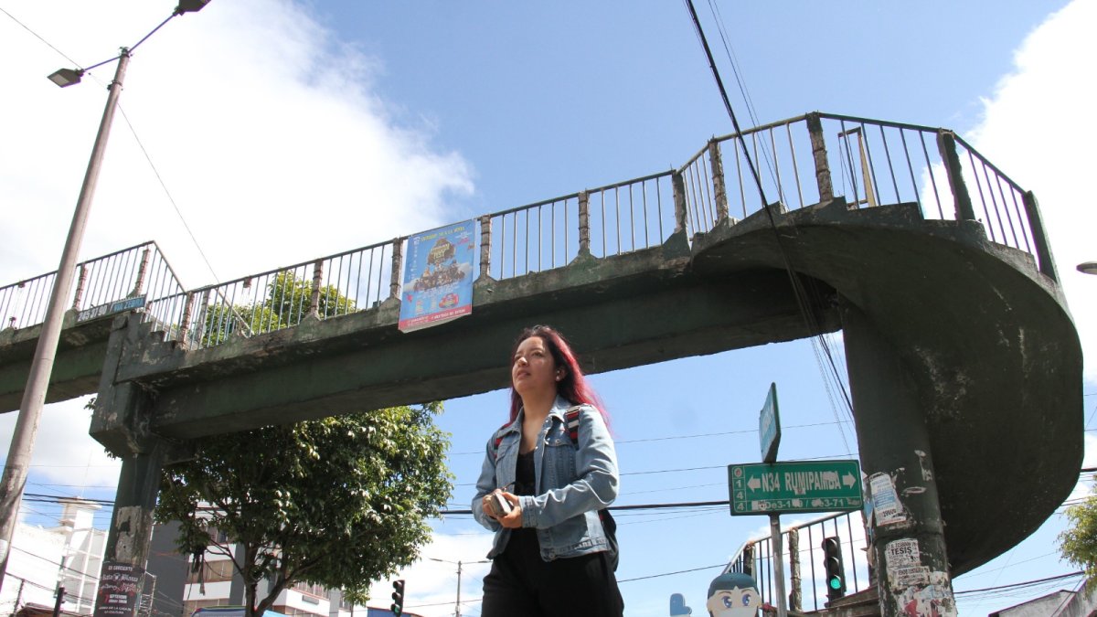 mérica. El puente, ubicado a la altura del colegio San Gabriel, en el norte de la ciudad, ya ha comenzado a ser demolido. La estructura presenta un avanzado estado de oxidación y acumula basura.