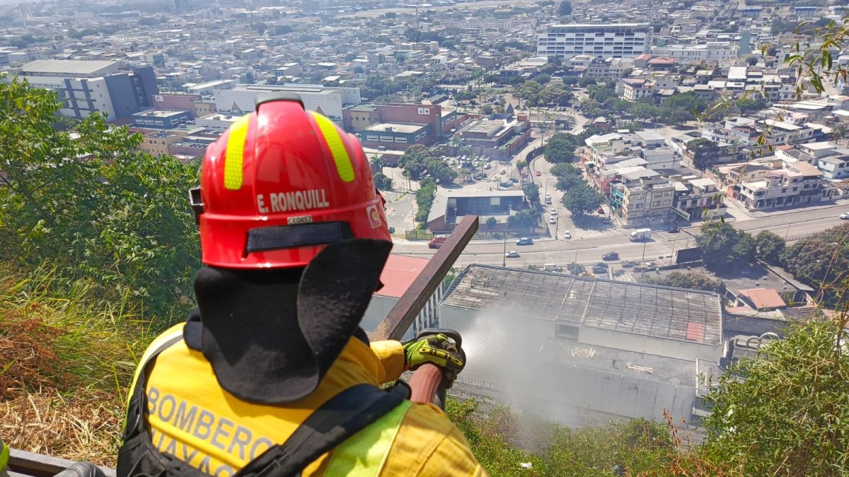 Imagen referencial. Los bomberos atienden emergencias en varios sectores del Puerto Principal.