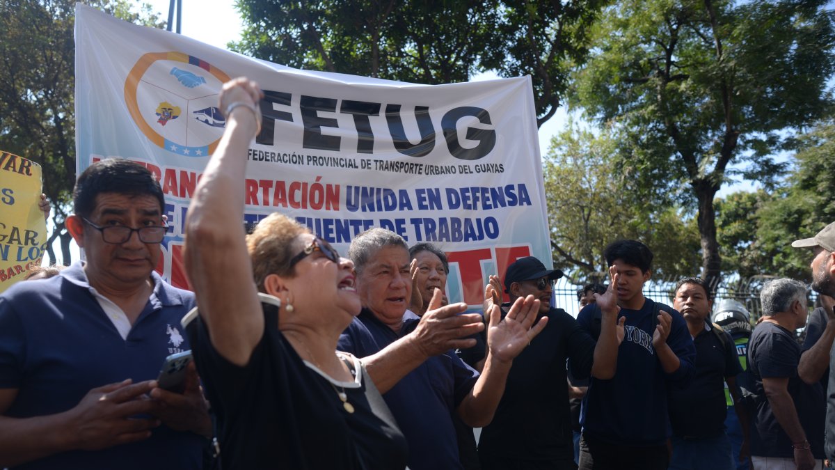 Plantón. Los agremiados a la Fetug estuvieron reclamando cerca de 3 horas en los exteriores del Municipio, pero su plantón no logró su cometido.