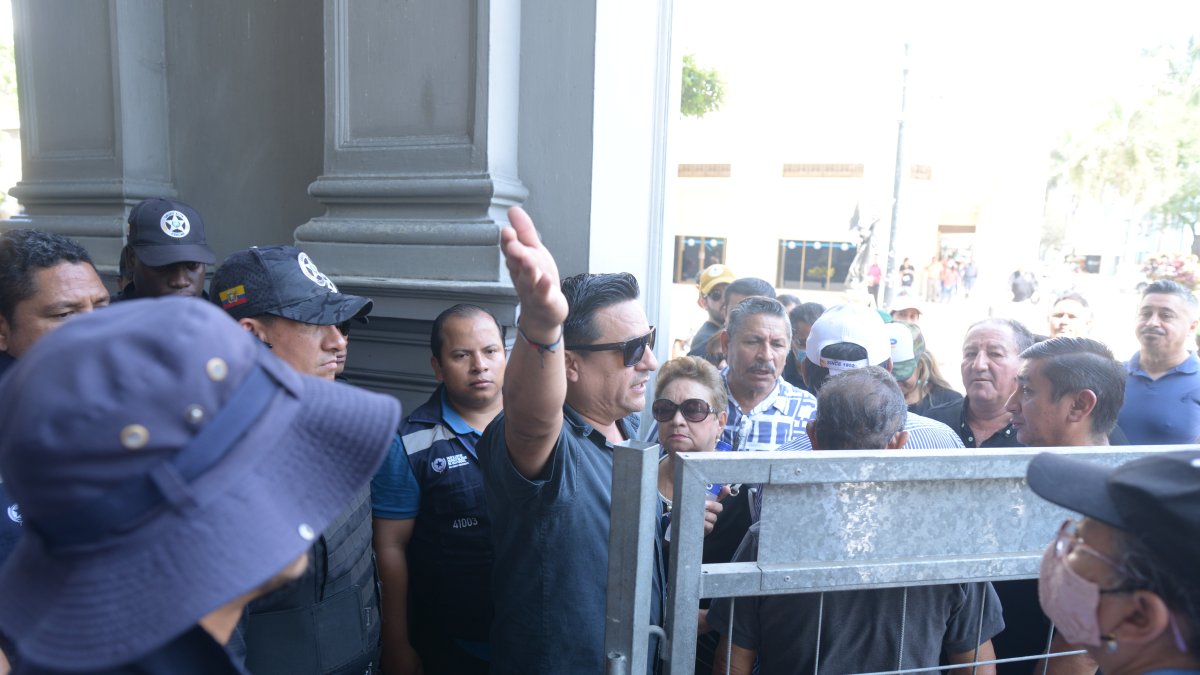 El pasado 29 de agosto, un grupo de transportistas trató de ingresar al Concejo Cantonal, pero la seguridad se lo impidió. No fueron escuchados por los concejales ni el alcalde Aquiles Álvarez.