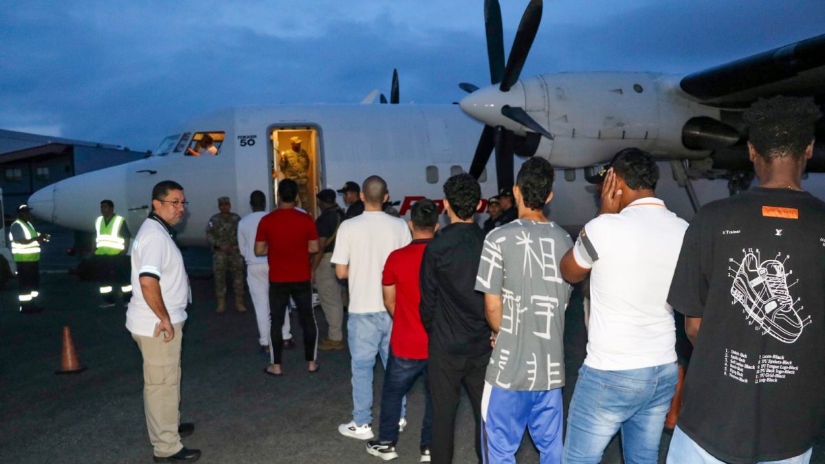 Mediante un acuerdo con Estados Unidos, Panamá envía a migrantes deportados a sus países de origen. Muchos son traídos desde el Darién.