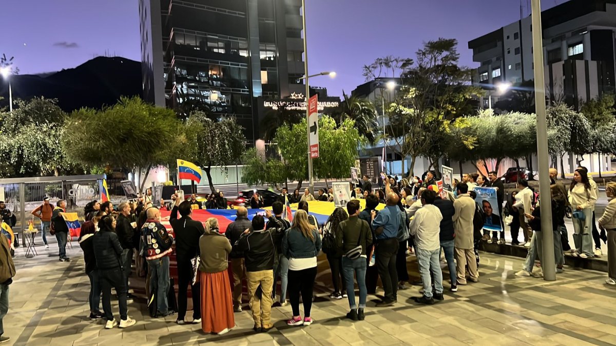 Cita. Parte de la comunidad venezolana se reunió en Quito este 28 de agosto para exigir la presentación de actas de escrutinio, al cumplirse un mes de las elecciones.