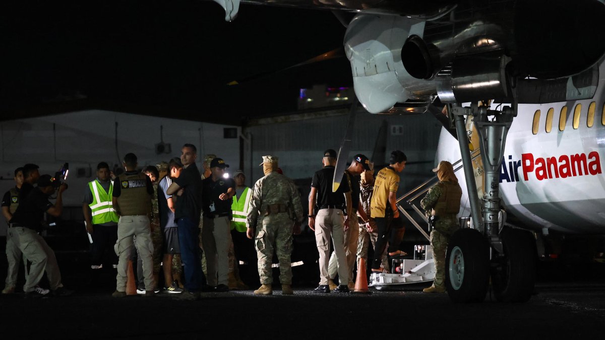 Ciudadanos de nacionalidad ecuatoriana son deportados este jueves 29 de agosto de 2024 desde el Aeropuerto Marcos A. Gelabert, en el lado Pacífico del canal de Panamá (Panamá), con destino a la ciudad portuaria de Manta, en Ecuador.