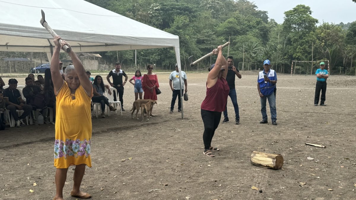 Dos mujeres con hacha en mano rajan lecha, tradición que aún se conserva.