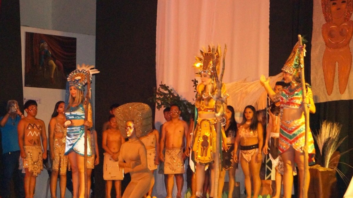 Todos los trajes que lucieron los participantes fueron confeccionados con material del campo..