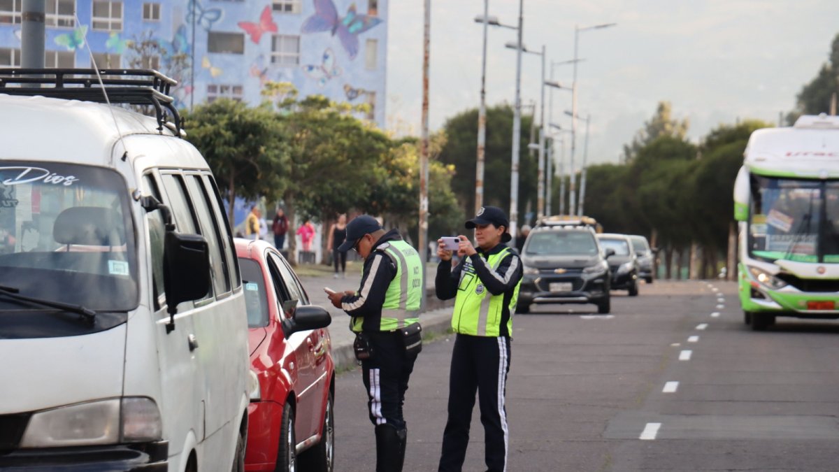 Los agentes civiles de tránsito se despliegan en distintos puntos de la ciudad.
