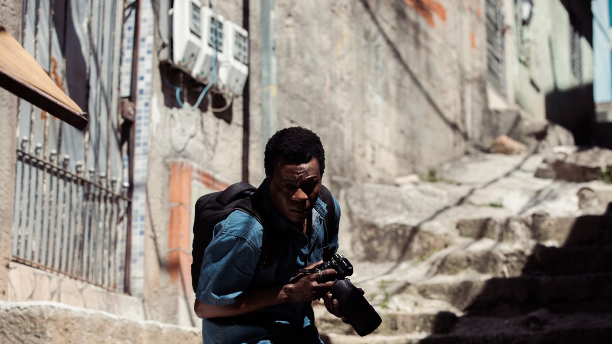 El fotógrafo “Buscapé”, llamado Rocket en el doblaje, es interpretado por el actor Alexandre Rodrigues.