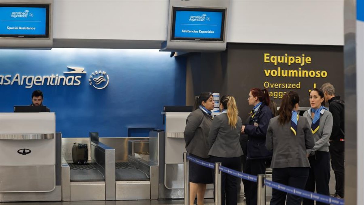Empresa. Trabajadores de aerolíneas argentinas hablan entre ellos.
