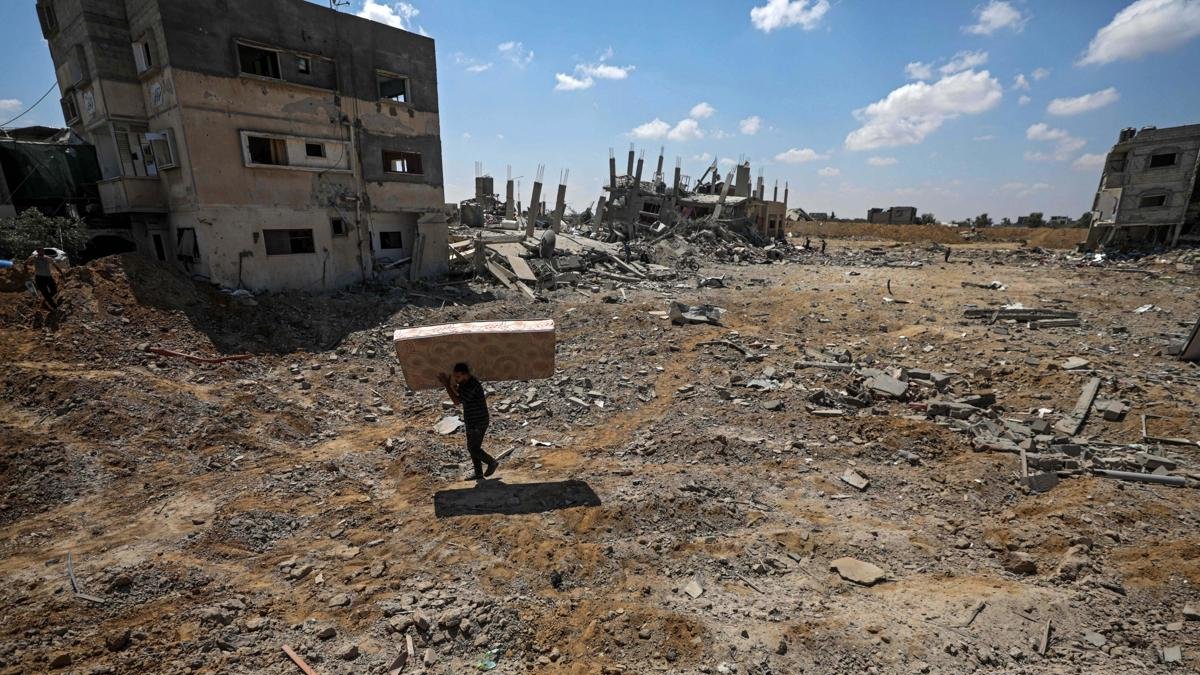 Palestinos regresan a sus casas destruidas en Gaza.