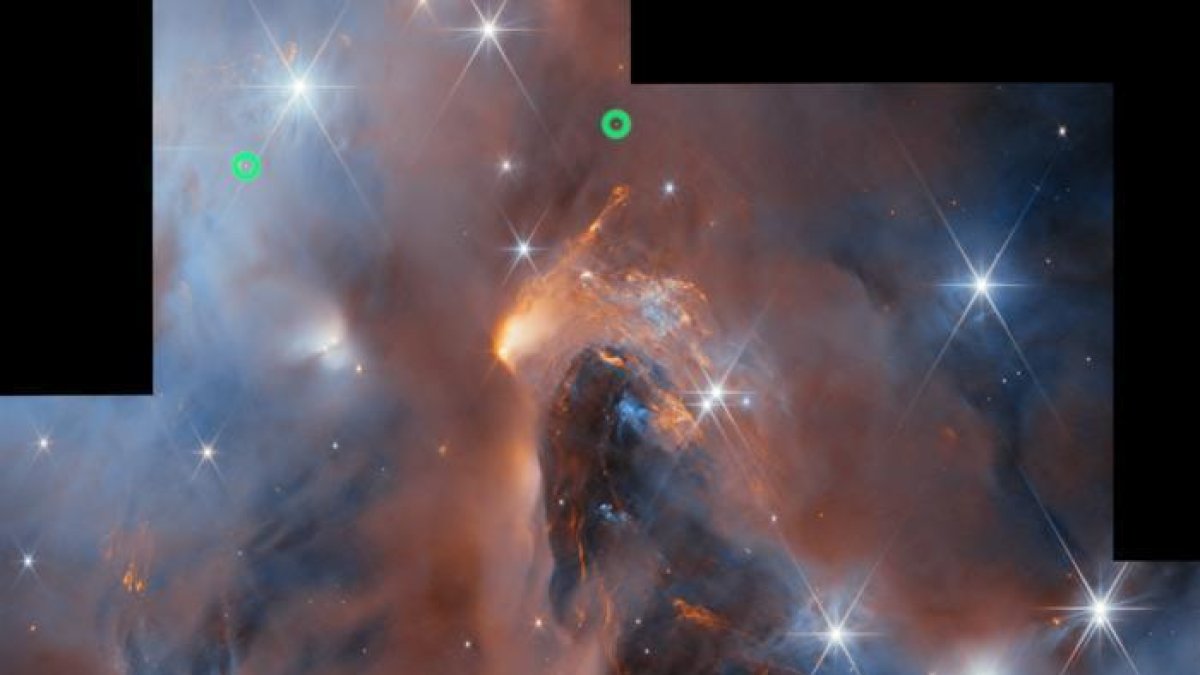 Imagen de la nebulosa  NGC1333 tomada por el telescopio espacial James Webb, en la que se observan tres de los seis objetos interestelares con masa planetaria.