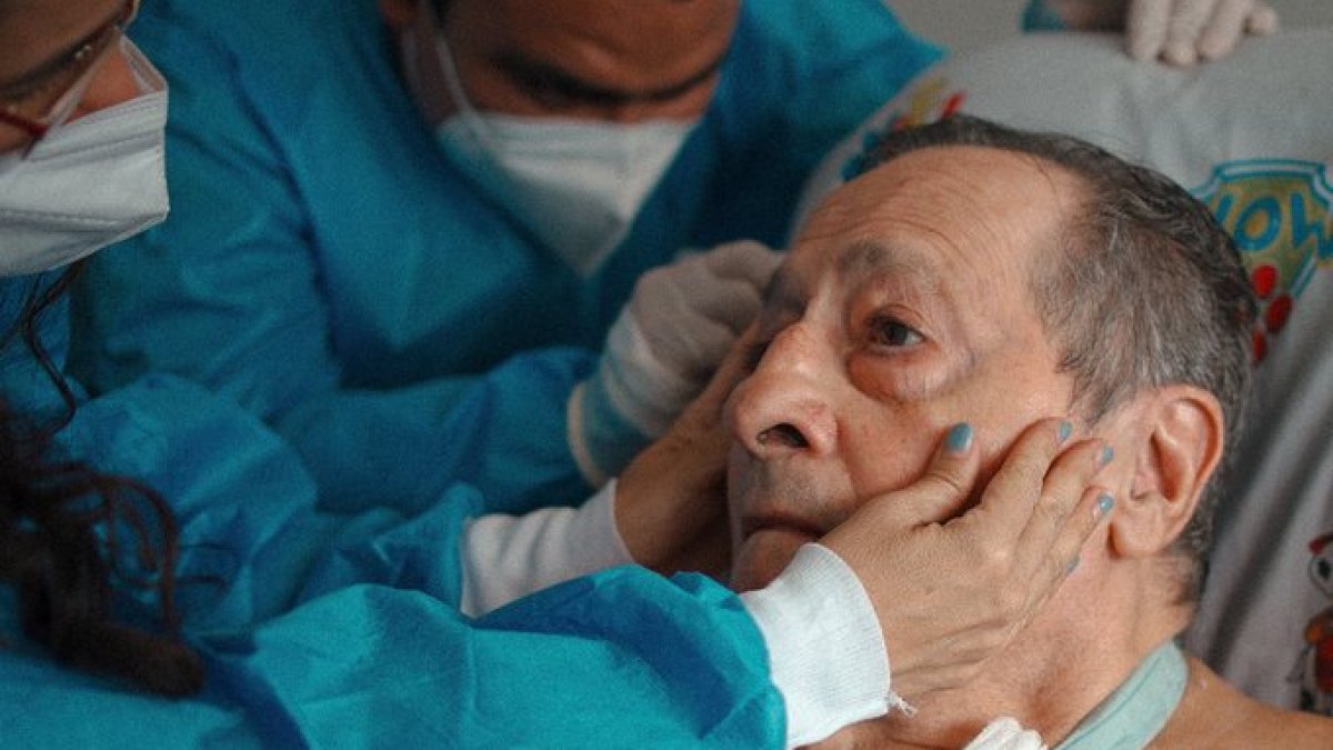 María Fernanda Restrepo espera que su padre pronto pueda ser trasladado a su casa.