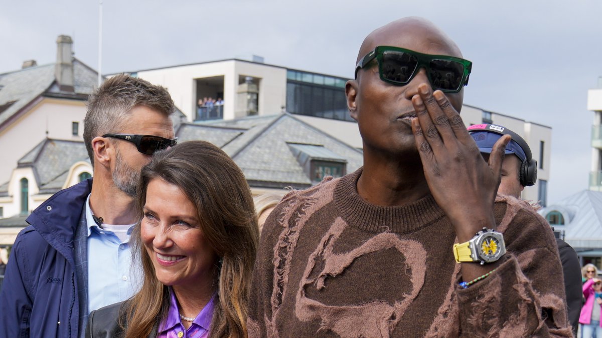 La princesa de Noruega y su novio arribando al barco de una de las celebraciones antes de la boda.