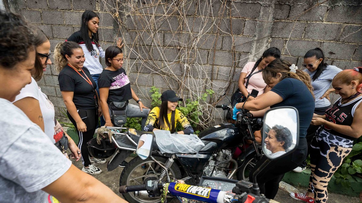 Mujeres en un curso sobre mecánica básica para motorizadas en Petare, la barriada más grande de Caracas.
