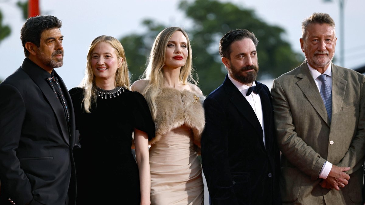 Pierfrancesco Favino, Alba Rohrwacher, Angelina Jolie, Pablo Larrain y Steven Knight a su llegada a la premiere de 'Maria'.