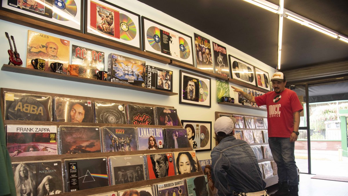 En Cumbayá, Music Service abrió sus puertas para acercar a los fanáticos del vinilo a los discos.