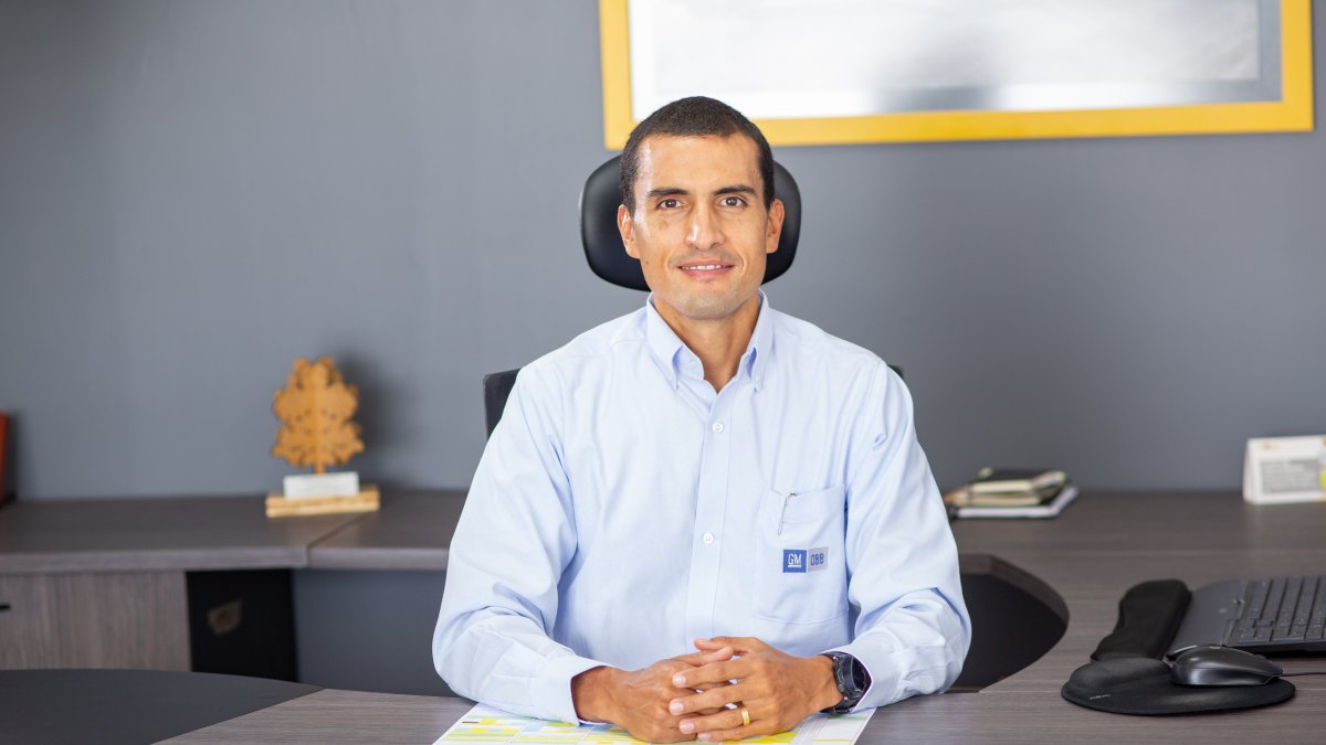 Desde su ingreso a GM en 1999, ha ocupado diversas posiciones de liderazgo en las áreas de Manufactura, Ingeniería de Producción, Calidad y Operaciones.