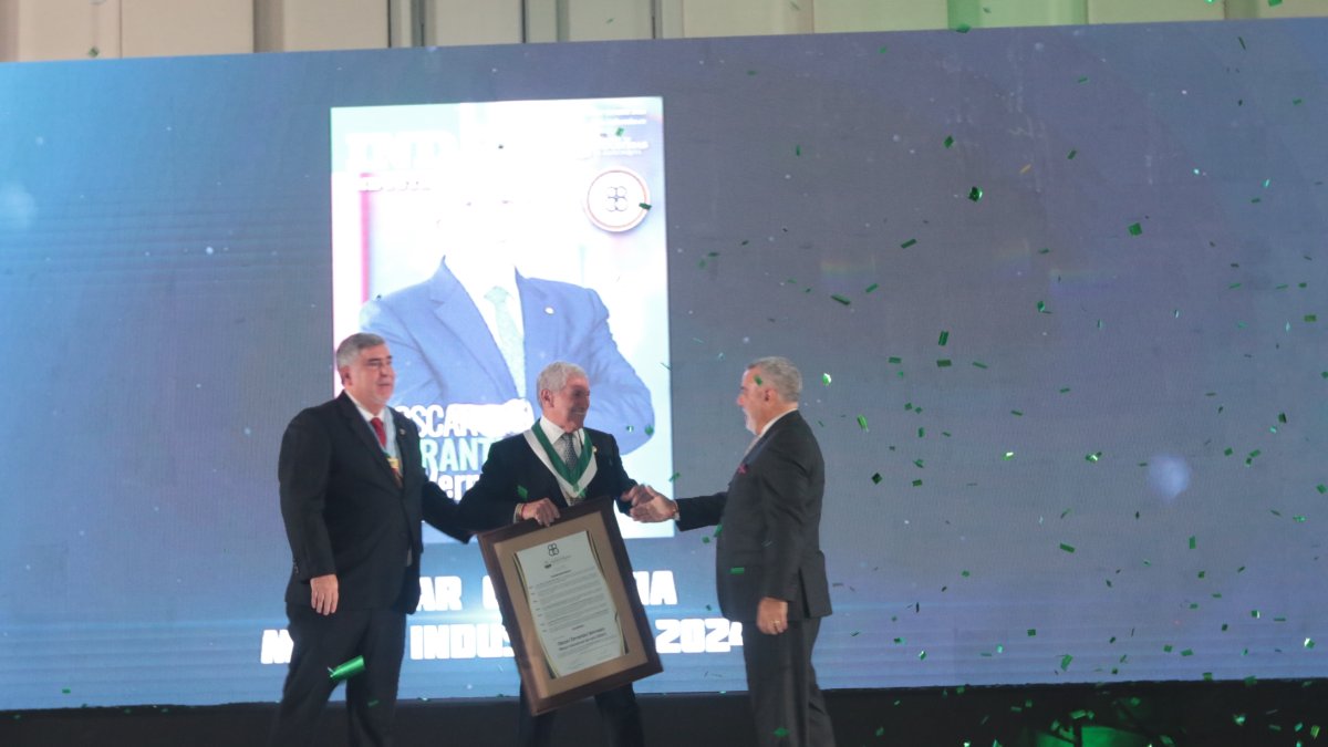 La Cámara de Industrias de Guayaquil galardona a Óscar Orrantia.