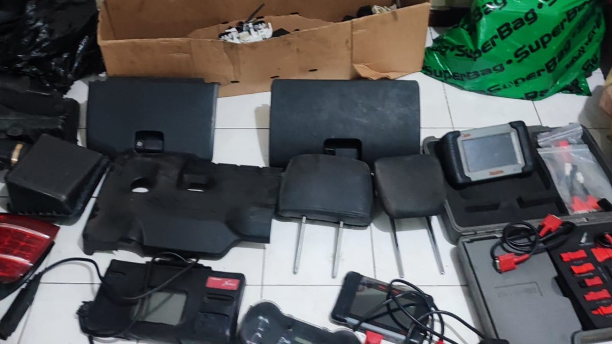 En el taller mecánico se encontró una variedad de repuestos, los mismos que no justificaban su procedencia.