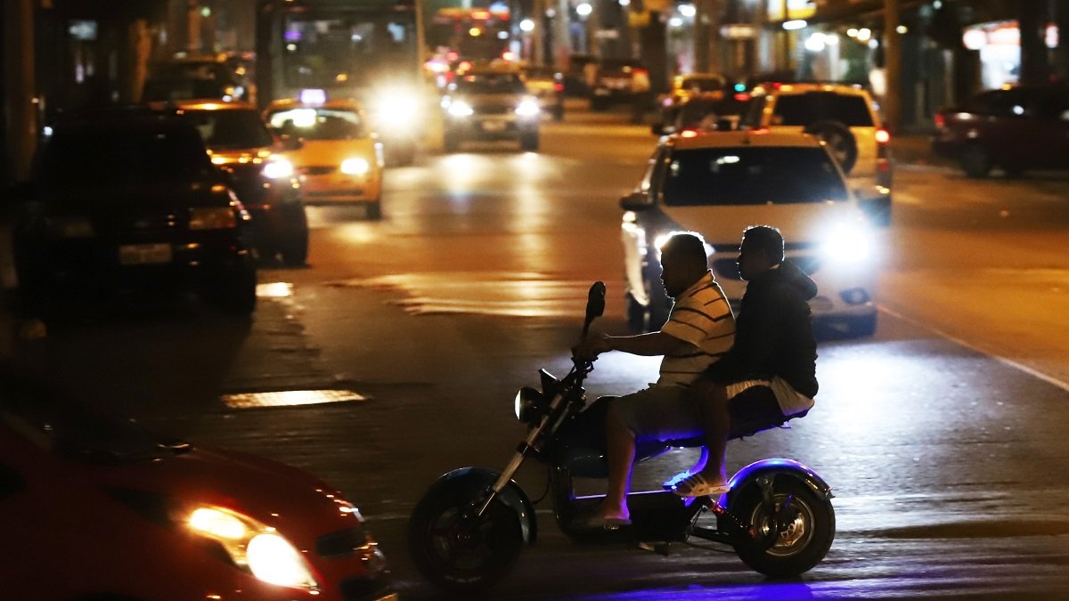 En zonas como la calle 29, en el suburbio, se evidencia el incumplimiento de la normativa que prohíbe la circulación de dos hombres en moto entre las 19:00 y 05:00.