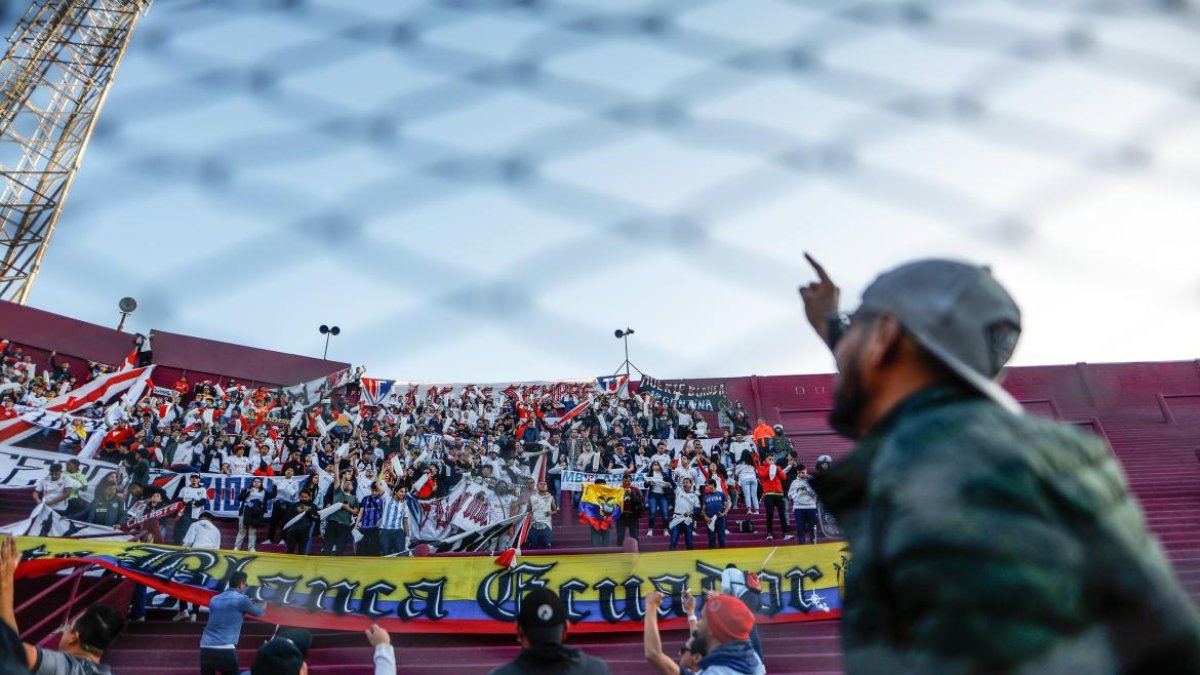 La barra Muerte Blanca, de Liga de Quito, prometió llegar en gran número hoy al estadio Rodrigo Paz Delgado para apoyar a su equipo ante Barcelona.