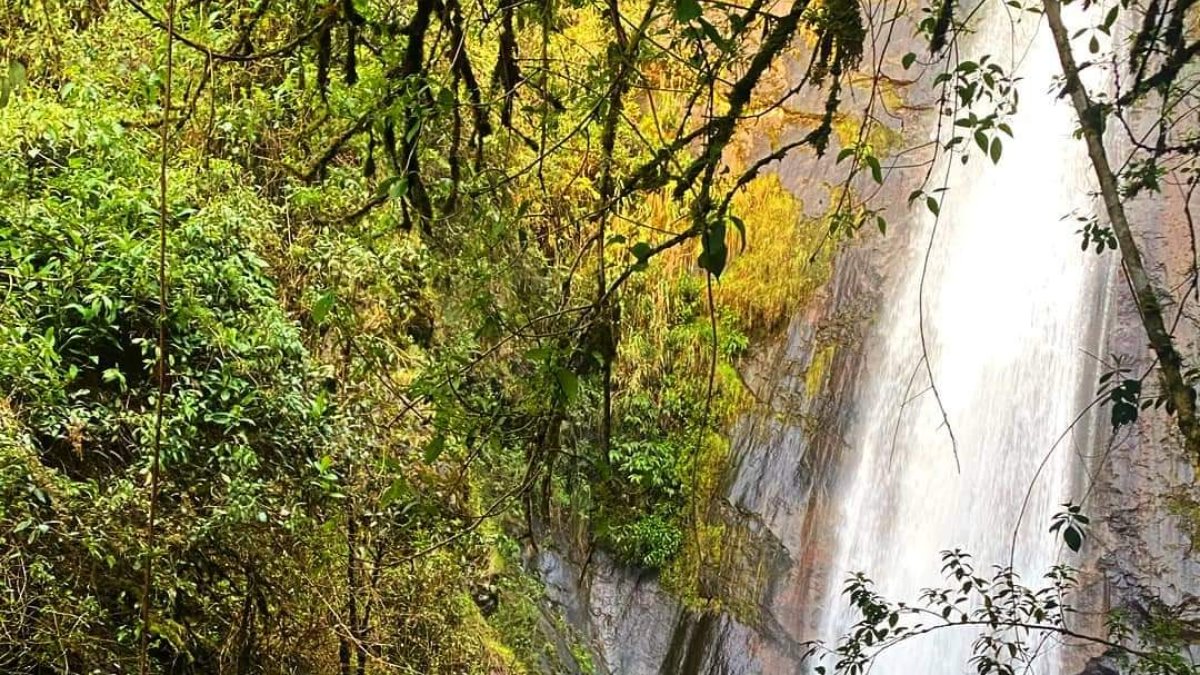 Atractivo. Los ciudadanos llegan por las dos cascadas del sitio. Cada una tiene 120 metros de altura.