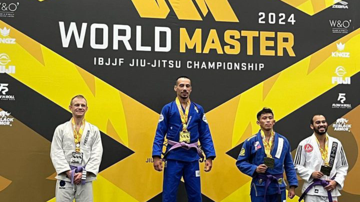 Andrés Alvarado, campeón mundial peso pluma cinturón violeta.